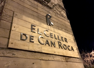 szyld restauracji El Celler de Can Roca, w której można było dostać wino Pedres Blanques