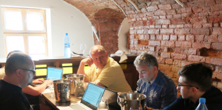 Jury: Mariusz Kapczyński (z laptopem), Wojciech Gogoliński (żółta koszulka), Wojciech Bosak, Łukasz Głowacki; Maciej Nowicki niewidoczny | fot. Przemysław Karwowski