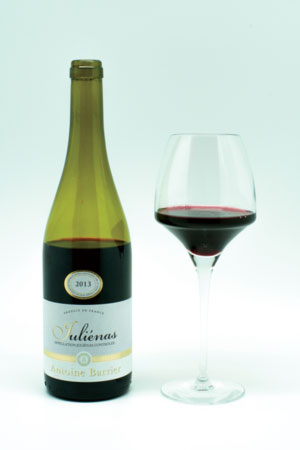 Juliénas – butelka i wino w kieliszku