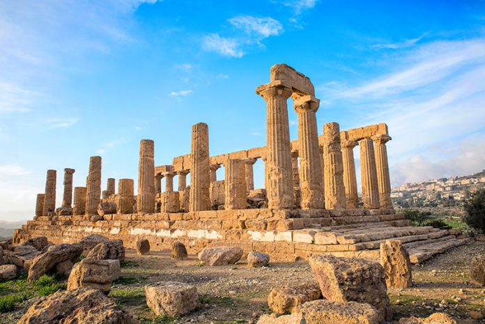 Ruiny greckiej świątyni w Agrigento (Akragas).